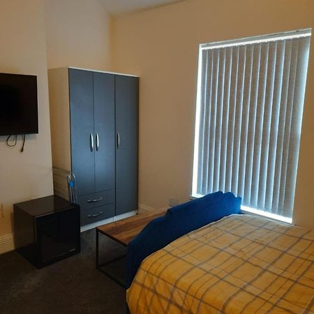 Lovely Bedroom With Shared Kitchen & Bathroom Free Parking Walsall Exterior photo