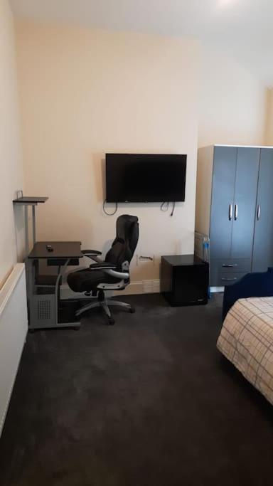 Lovely Bedroom With Shared Kitchen & Bathroom Free Parking Walsall Exterior photo