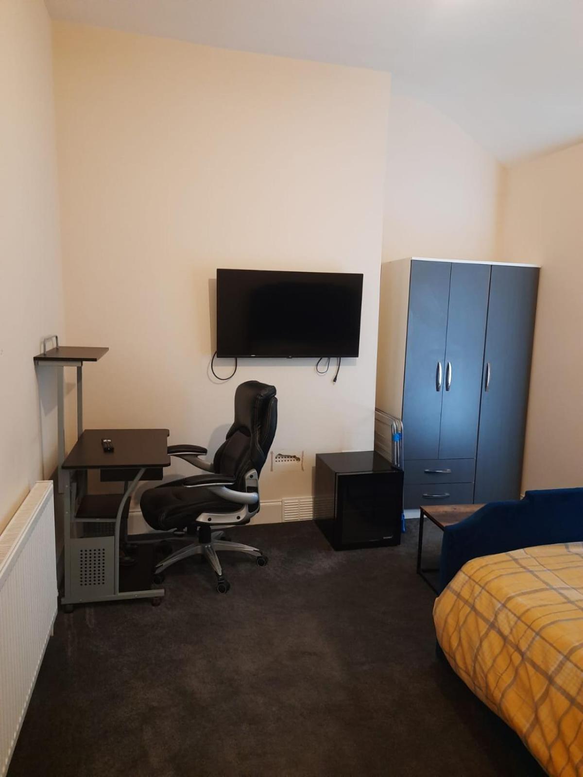 Lovely Bedroom With Shared Kitchen & Bathroom Free Parking Walsall Exterior photo