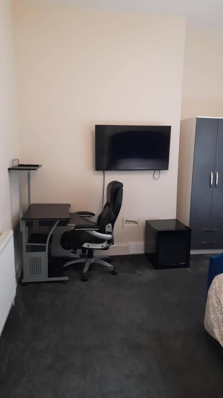 Lovely Bedroom With Shared Kitchen & Bathroom Free Parking Walsall Exterior photo