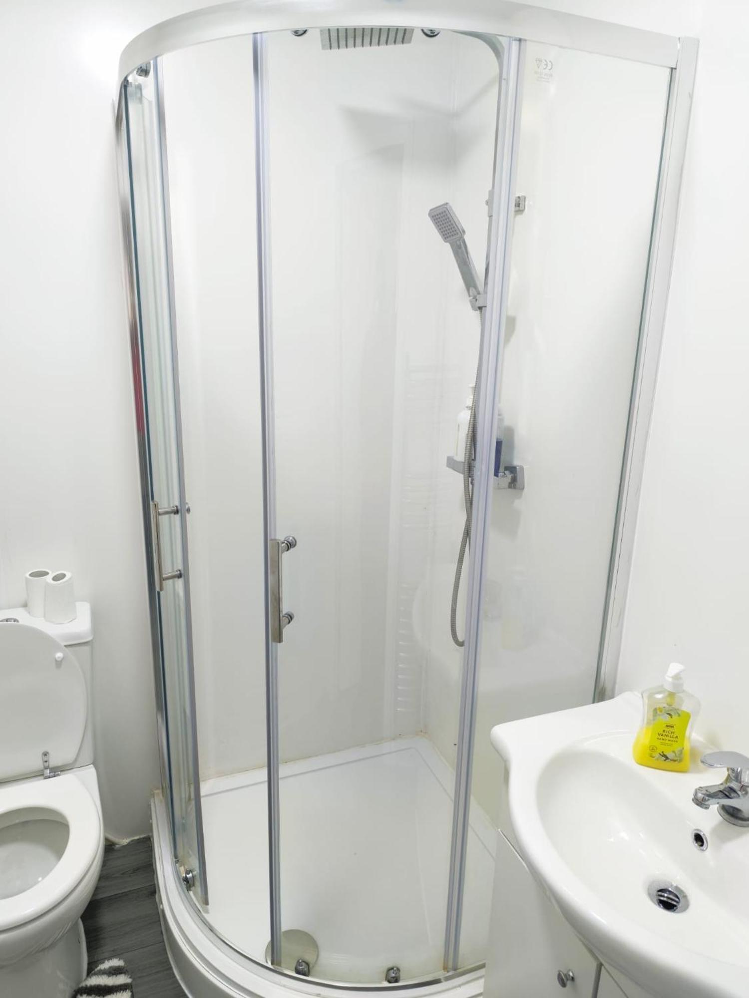 Lovely Bedroom With Shared Kitchen & Bathroom Free Parking Walsall Exterior photo